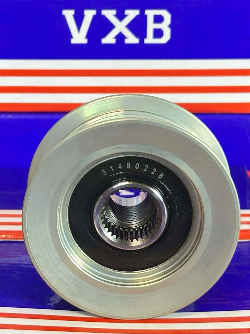 31480228 Alternator Pulley for Volvo Xc90 Mk2 viewed from the front, showing the shiny metal finish and central gear.