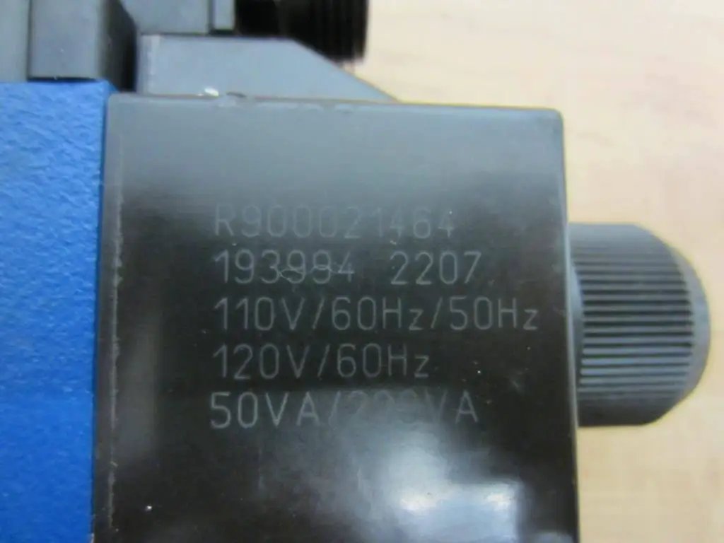 Close-up of hydraulic control valve R900021464, showing specifications 110-120V, 50/60Hz, for model 4WE6 D62 OFEW110N9DK25L/62 R978017850.