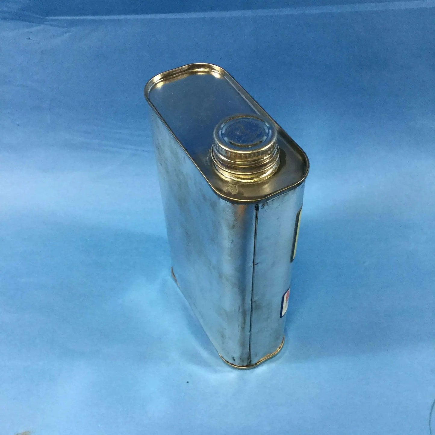 EP460 Industrial Oil Can For Heavy Machinery Lubrication, PT Can, a side view of 1 can with metal design and screw cap