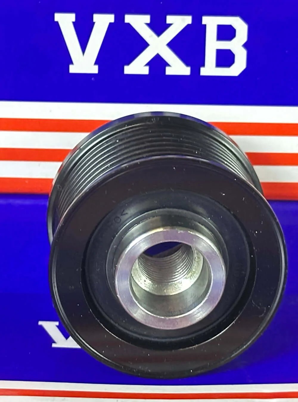 F558553 Alternator freewheel pulley viewed from the front, featuring a metallic core and black outer surface, suitable for BMW JEEP CHRYSLER.