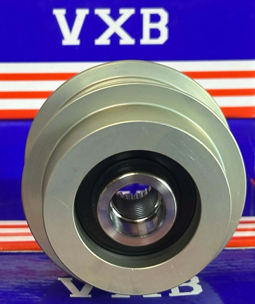 Front view of 31480228 Alternator Pulley for Volvo Xc90 Mk2, metallic finish with central opening.