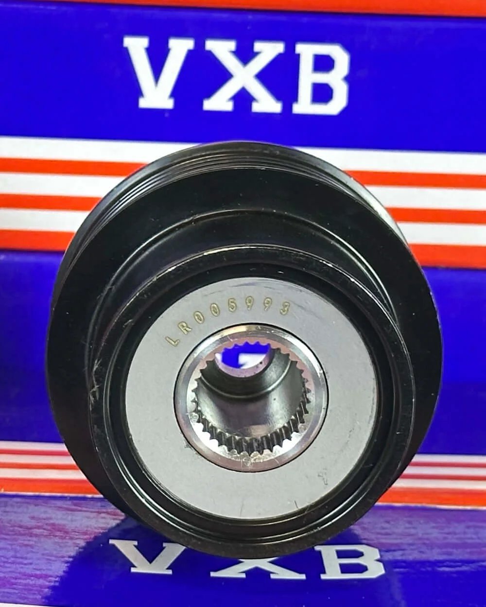 Close-up view of LR005993 - Alternator freewheel clutch - LAND ROVER, showcasing the one-way clutch design and inner splines.