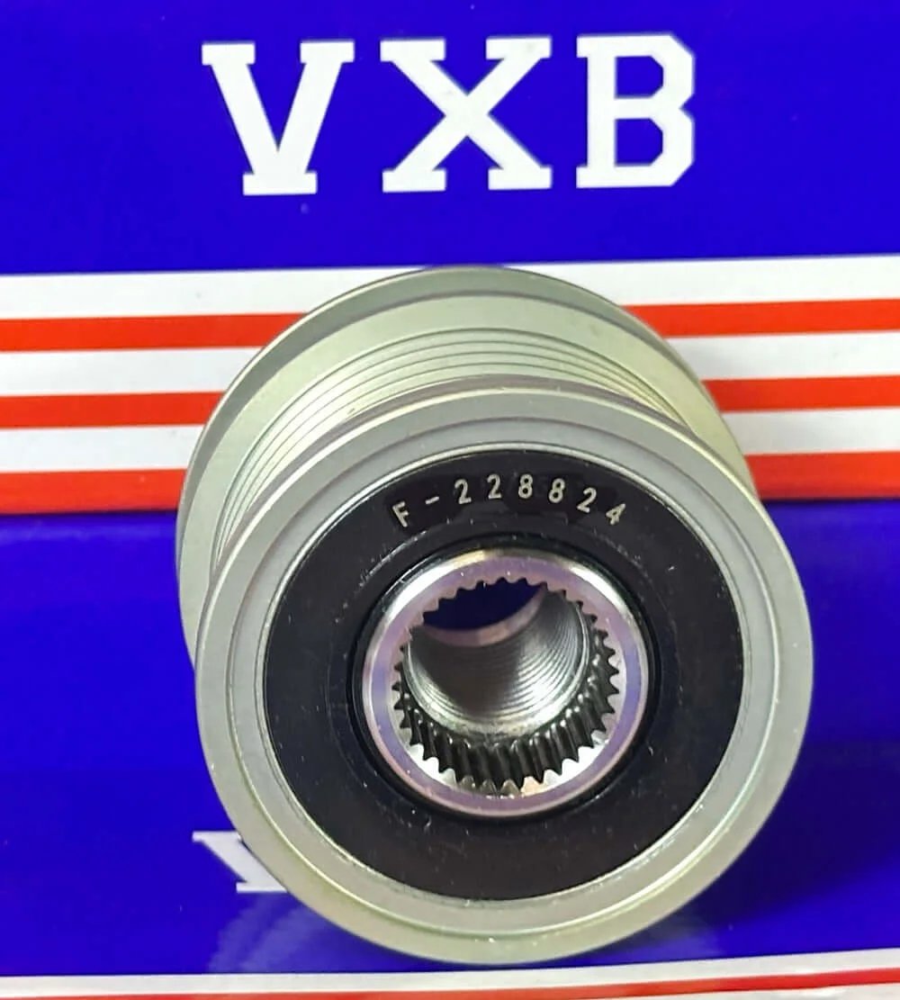 F-228824 Alternator Freewheel Clutch Pulley front view showcasing the one-way clutch system and precision design.