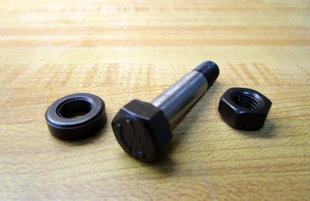 NPT Pipe Fitting Kit With 5/16-18 Fine Thread 316321 Stainless Steel PKIT SN 226 STL bolt, nut, and washer on table