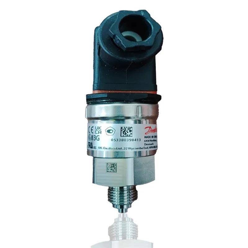 Industrial Pressure Transmitter With 4 To 20 mA Output For HVAC Hydraulics And Industrial Automation Systems In Stainless Steel Construction With 0 To 10 Bar Range Delivers High Accuracy And Rock Solid Readings, stainless steel, close-up view