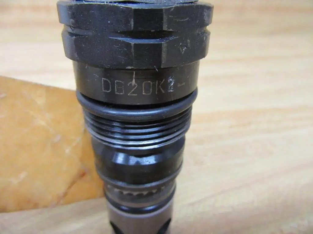 Single pilot-operated pressure relief valve DB20K2-12/100XYV 100 bar hydraulic safety regulator, close-up view