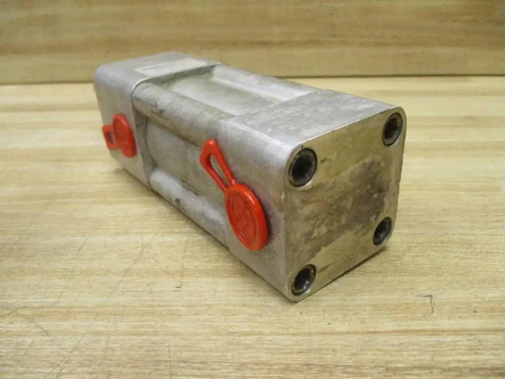 Bosch Rexroth Cylinder TM-811000-03012 1-1/2 Bore By 1-1/4 Stroke Hydraulic Cylinder 200 PSI Quad Port on wooden surface