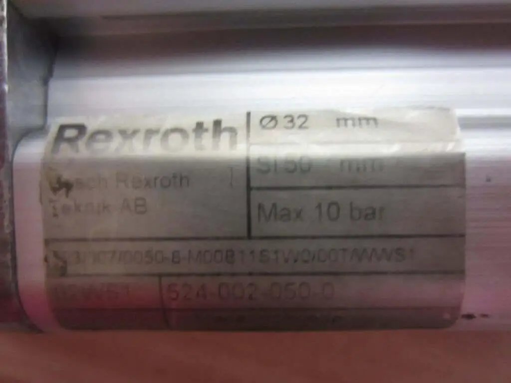Label on Industrial Hydraulic Cylinder With 32 mm Bore And 150 mm Stroke, Maximum 10 Bar Pressure, Part Number 524-002-050-0