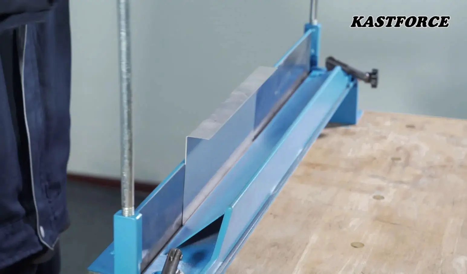 Heavy Duty 28 Inch Sheet Metal Brake for Steel and Aluminum Bending With 0 to 135 Degree Range 730mm Wide Capacity Handles 1.2mm Mild Steel and 1.5mm Aluminum 18 Gauge Steel Metal Folder for DIY and Professional Shops KastForce KF5002 showing blue machine on workbench