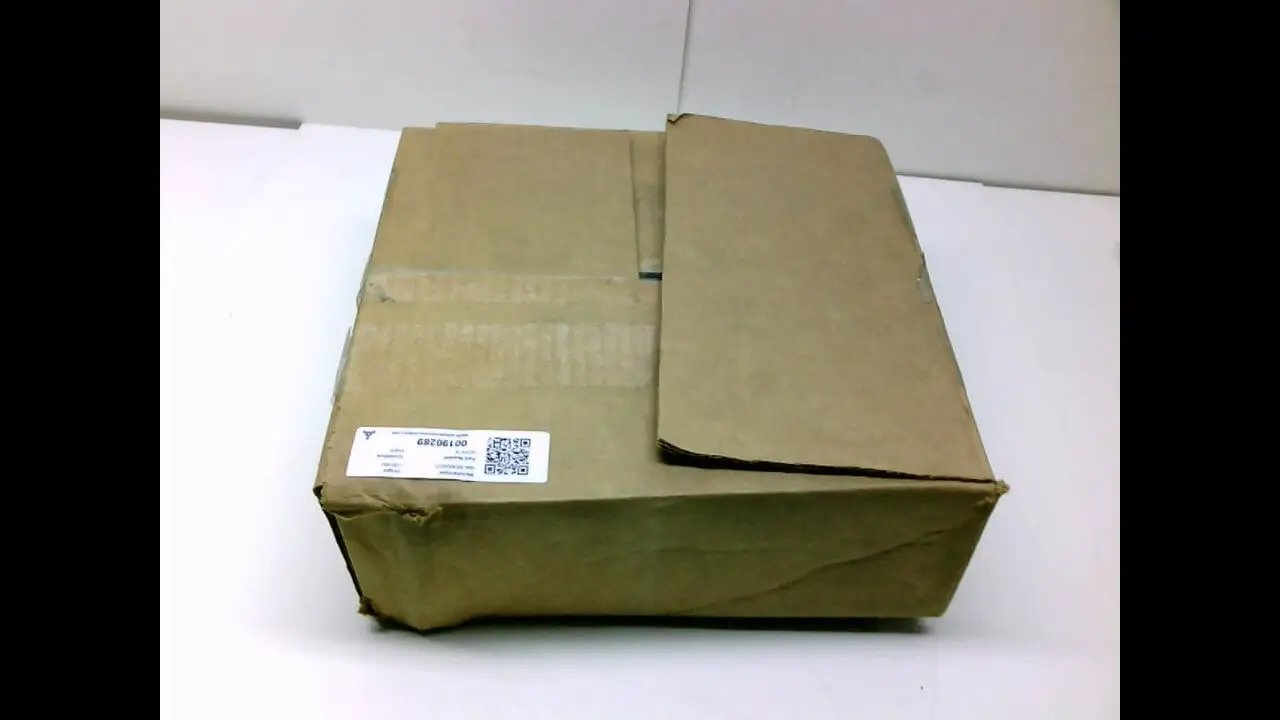Box containing single UCPX18 pillow block unit, 90 mm bore, 101.6 mm center, 104 mm bearing width, 206 mm overall, cast iron housing