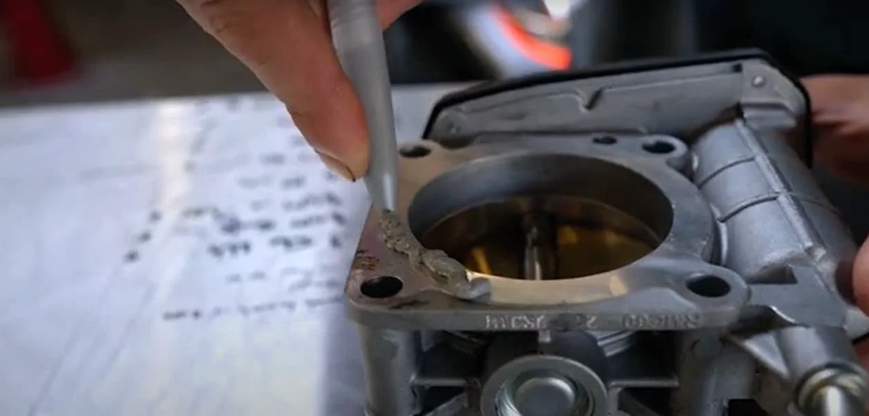 Applying Ultra Grey Rigid High Torque RTV Silicone Gasket Maker For Valve Covers And Oil Pans Durable Sealant to engine part