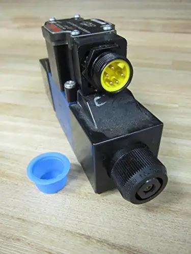 R978020569 4-way directional control valve 4WE6D62/OFEW110N9DK25L V/62 with 5-pin connector on wooden surface