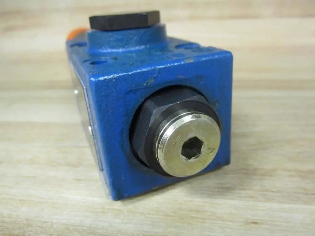 DR6DP2-53/75Y Pressure Reducing Valve Single Unit, direct operated size 6, blue casing, close-up of external leakage drain