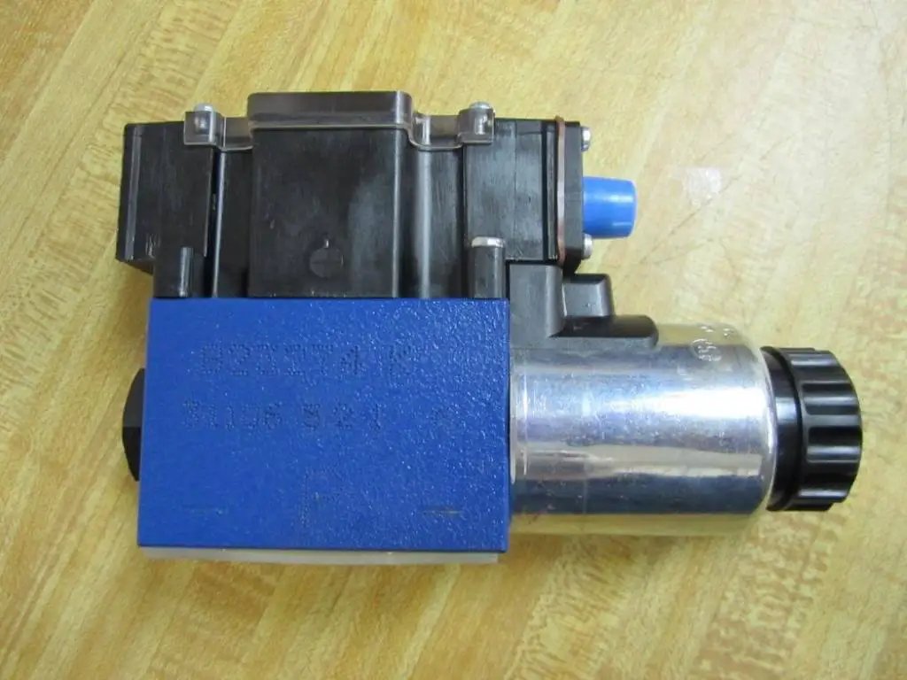 Directional control solenoid R978031711 2WE6Y62/EG24 N9DK24L2/62 24 VDC hydraulic proportional valve, black and blue casing