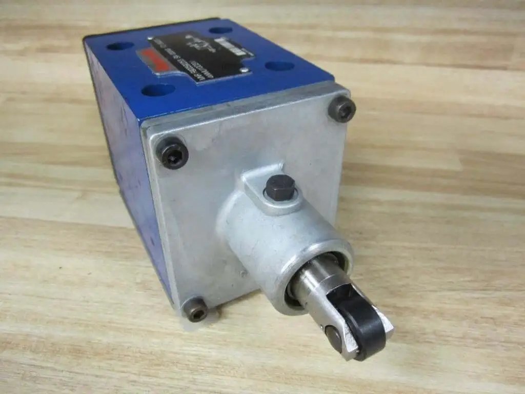 Bosch Rexroth R900590253 Hydraulic Valve 4WMU10D31 with limit switch roller for industrial hydraulics and heavy machinery.