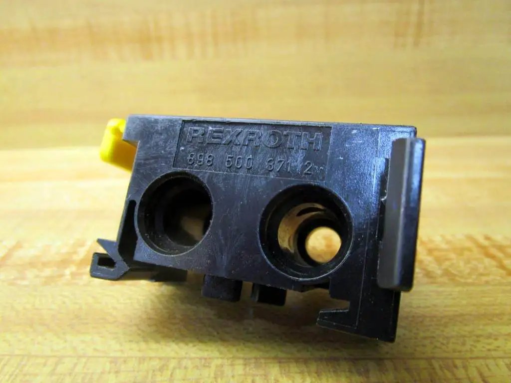 Close-up of single ported manifold P-027050-00001 replacement for Bosch Rexroth systems with valve mounting ports and metal body.
