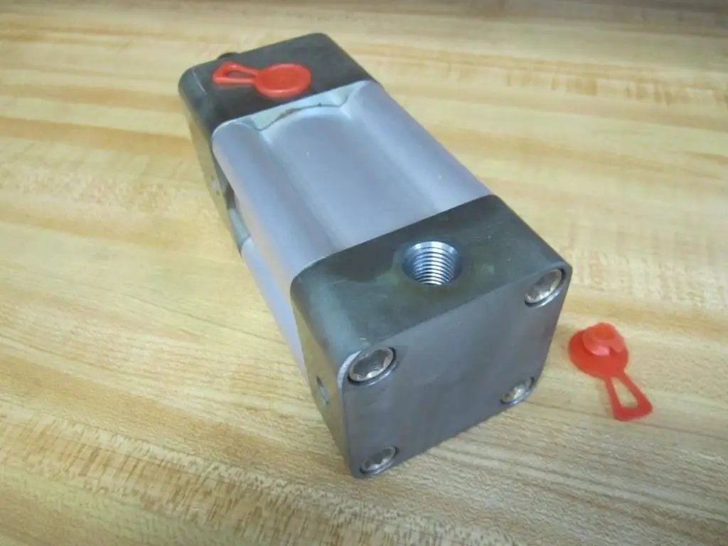 Rexroth Bosch TM82100003014 hydraulic cylinder with 2 in bore and 1-1/2 in stroke, metal body, close-up view on wooden surface
