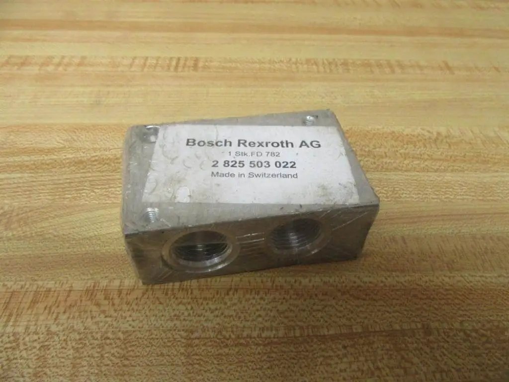 Bosch Rexroth AG Connection Plate PN 2 825 503 022 mounting plate for hydraulic systems in original packaging on wooden surface