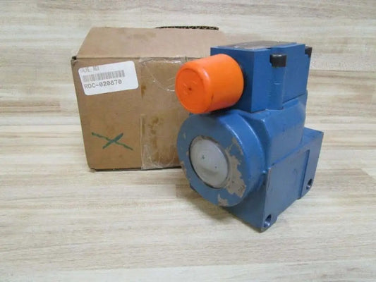 Directional control DB15G252/350 single unit 00730196 high-pressure spool with packaging on wooden surface