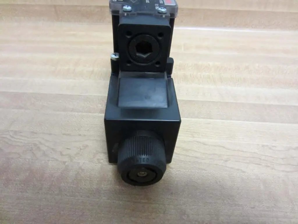 Directional hydraulic control valve 4WE6 D62 OFEW110N9DK25L/62 R978017850 single solenoid valve with 5-pin connector R900021464