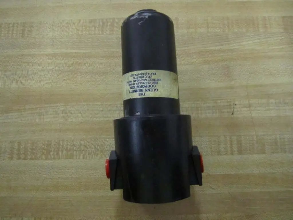 Valve 9 821 233 101 with one eighth inch top thread and one quarter inch side thread for hydraulic systems front view