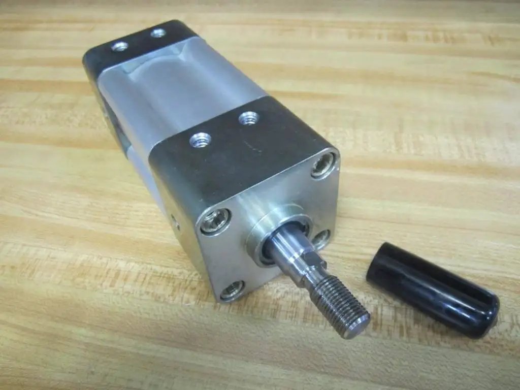 Rexroth Bosch TM82100003014 hydraulic cylinder, 2 in bore, 1-1/2 in stroke, NPT ports, industrial use