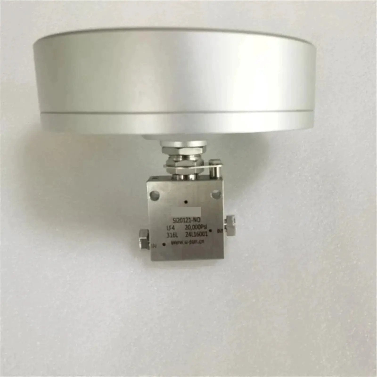 Ultra High Pressure Needle Valve SI30141 NO For 30000 Psi Systems, stainless steel construction, side view