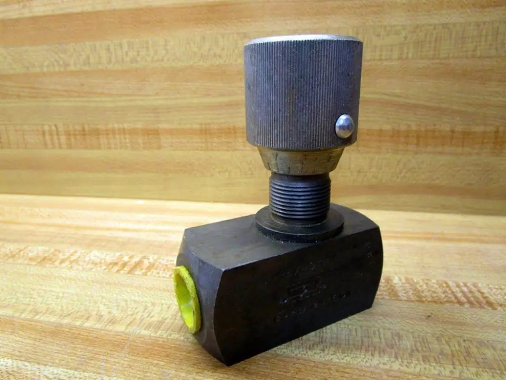 Rexroth Bosch DRV12-1.0/12V Flow Control Valve with 1/2-In NPT Ports on a wooden surface, Model DRV121012V