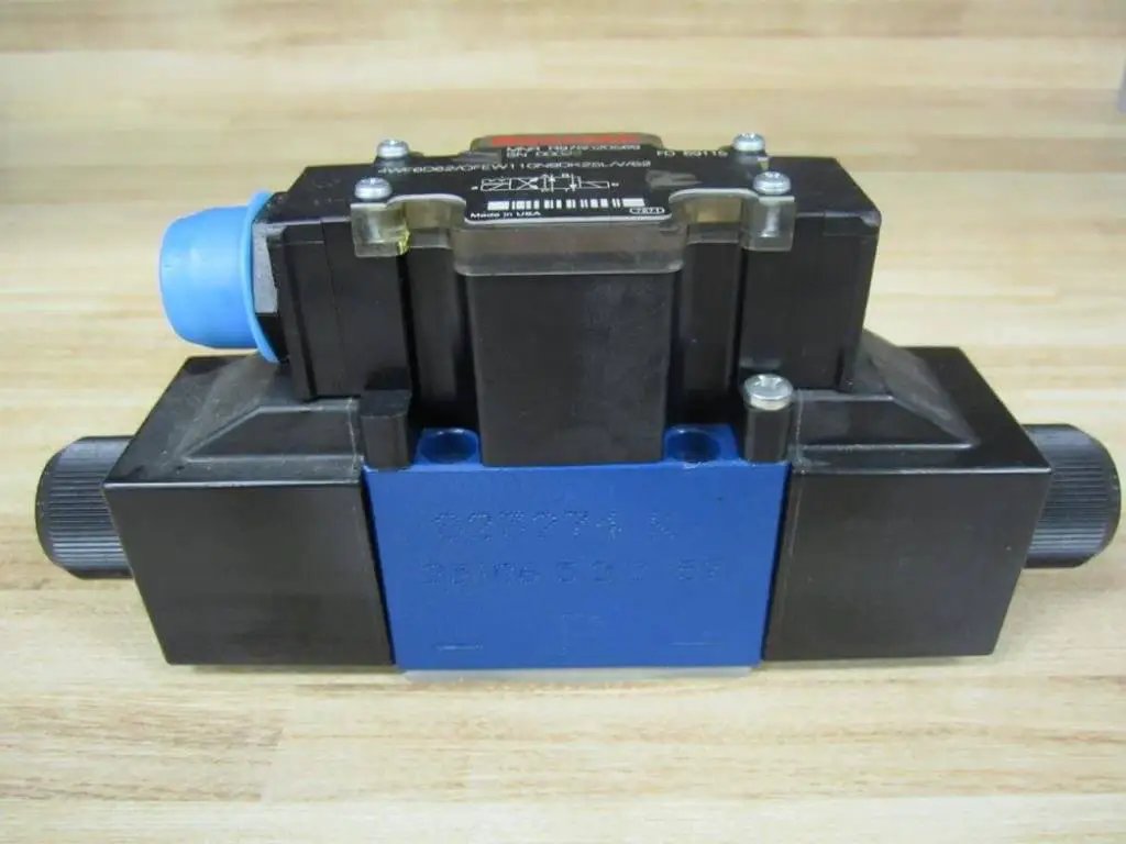 R978020569 4-way directional control valve 4WE6D62/OFEW110N9DK25L, solenoid assembly with 5-pin connector, top view