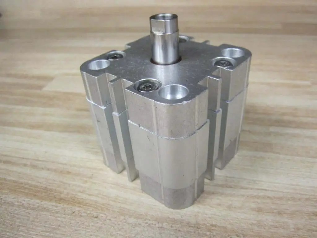 Hydraulic Cylinder 0822 494 101 PN 0822494101 with 1/8 NPT port and 3/8 inch diameter, compact size, front view