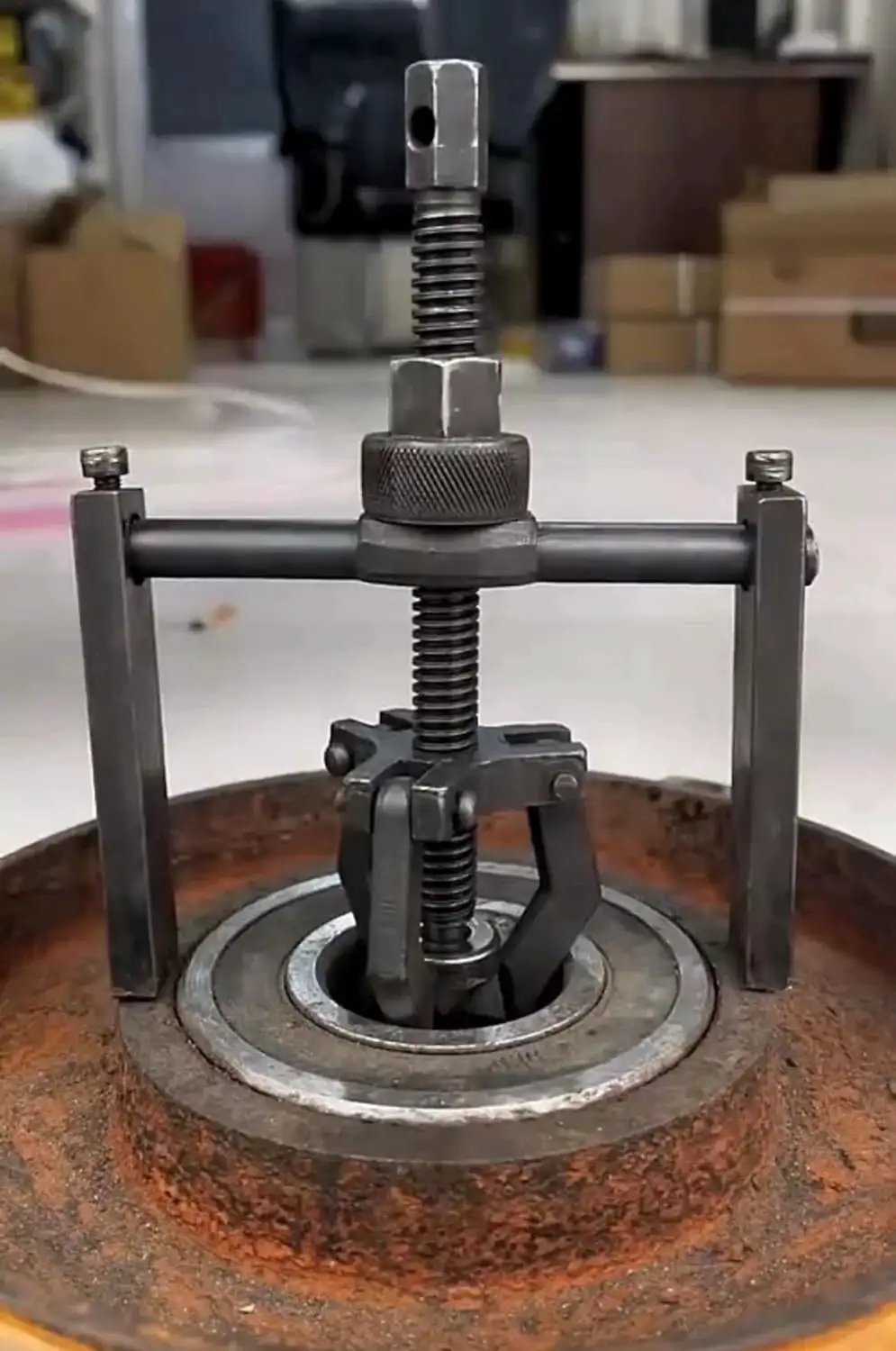 Inner Hole Bearing Puller With Three Claw Design For Precise Bearing Removal And Disassembly Automotive Repair Tool installed in bearing