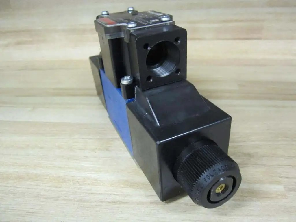 Solenoid Actuated Direct Operated Directional Spool Valve 4WE6D62OFEW110N9DALB10V62CSA PN R978030933 with 6.5 in NPT ports