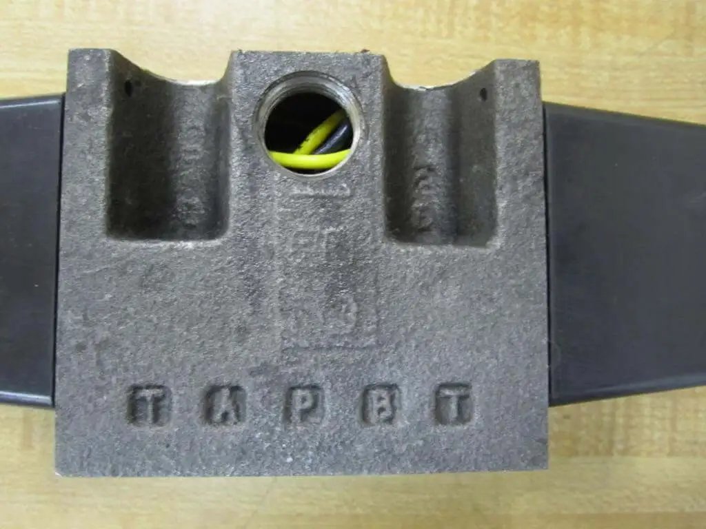 Top view of FD4-FNHS-110SA12 Industrial Hydraulic Solenoid Valve showing metal structure and electrical wire placement.