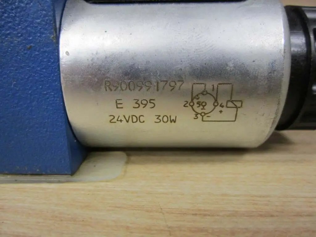 Solenoid Directional Spool Valve 4WE6D62/EG24N9K33L/62 PN R978020512 Size 6 Subplate Mount 24VDC 30W inscription