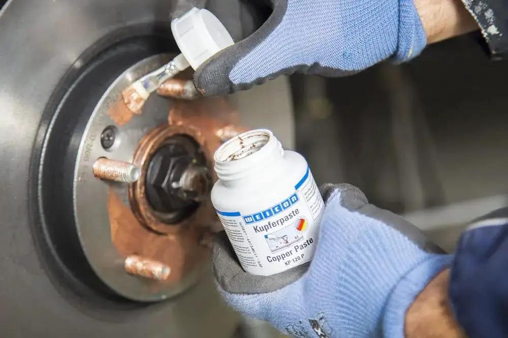 Application of Copper Paste Anti Seize Lubricant For High Temperature Threads And Joints Heavy Duty Assembly Compound Protects Screws