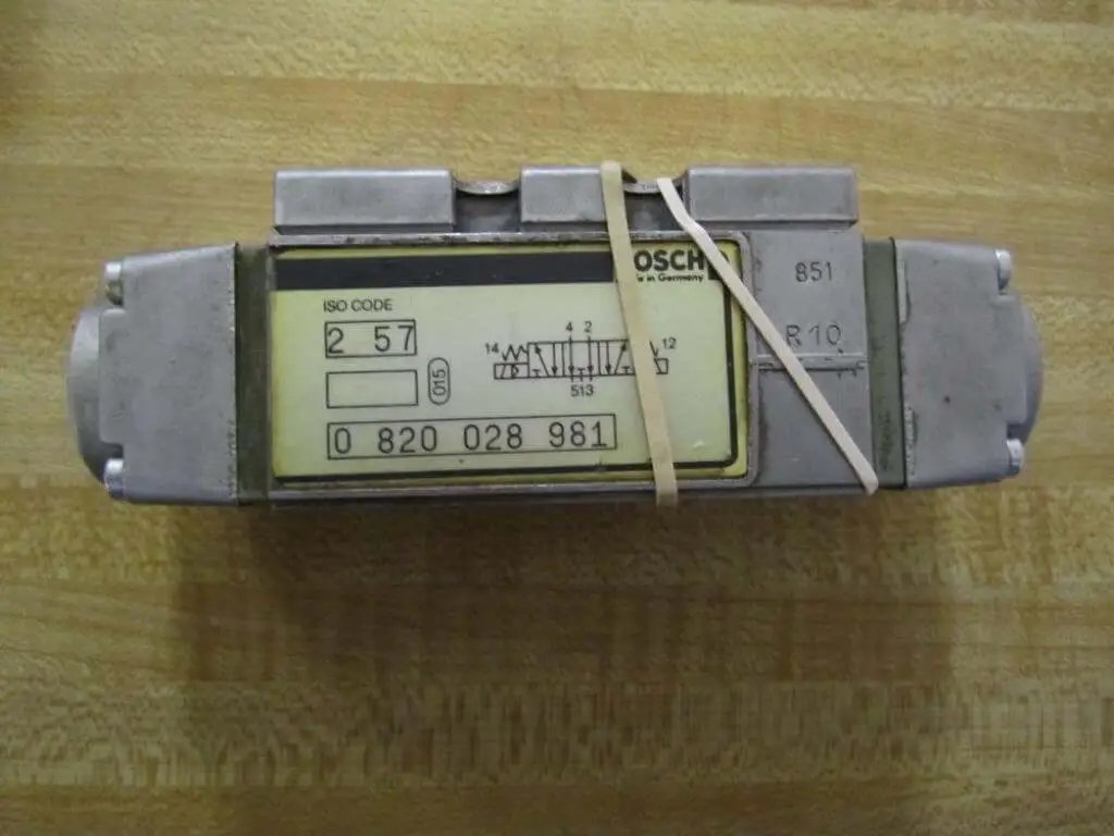 Hydraulic control valve pack 6-piece repair set for parts or refurbishment showing OEM spool assembly, part number 0 820 028 981.