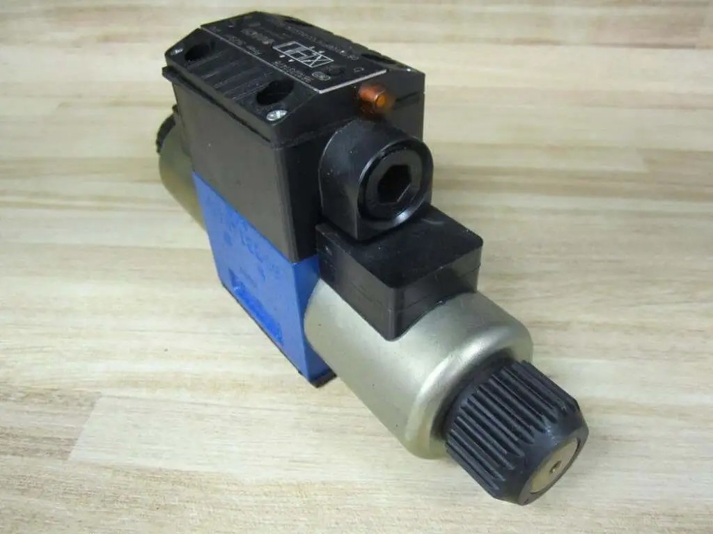 Single hydraulic directional valve 081WV06P1V1004KE024/00E51 PN 9810231478, 3625 psi max, 2 indicator lights, side view on table