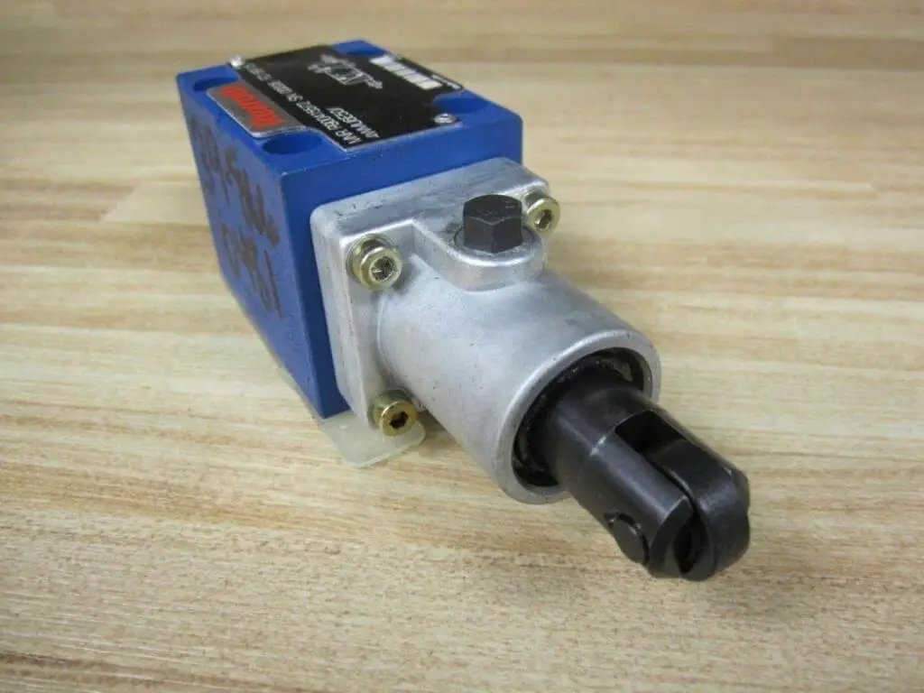 R900415572 Directional Hydraulic Valve 4WMU6E5O with limit switch roller, aluminum housing, ideal for industrial hydraulics.