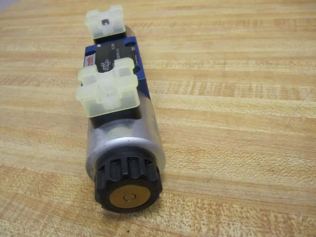 4WE 6 D62/OFEG24N9K4/ZV Directional Solenoid Spool Valve R901068630, 24 VDC 1.25A Single Unit, top view on wooden surface