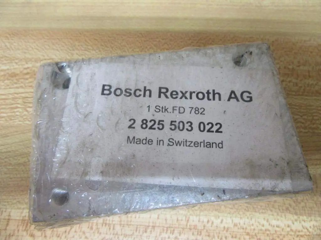 Bosch Rexroth AG Connection Plate PN 2 825 503 022 in original packaging on a wooden surface