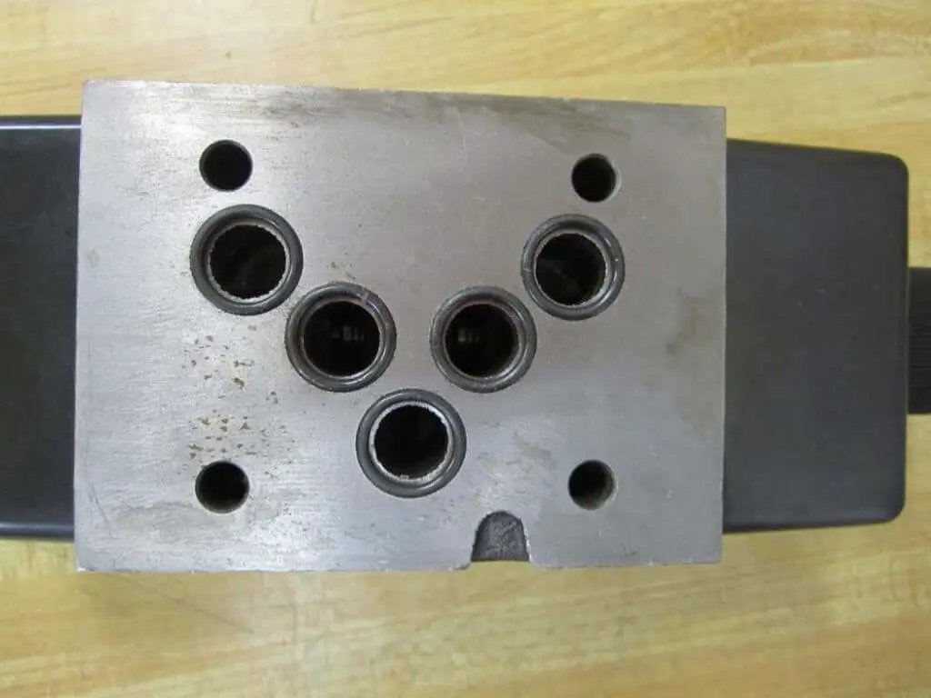 FD4-FNHS-110SA12 Industrial Hydraulic Solenoid Valve ports view, 110/115V 50/60Hz, 3000 PSI working pressure, single-unit Racine replacement