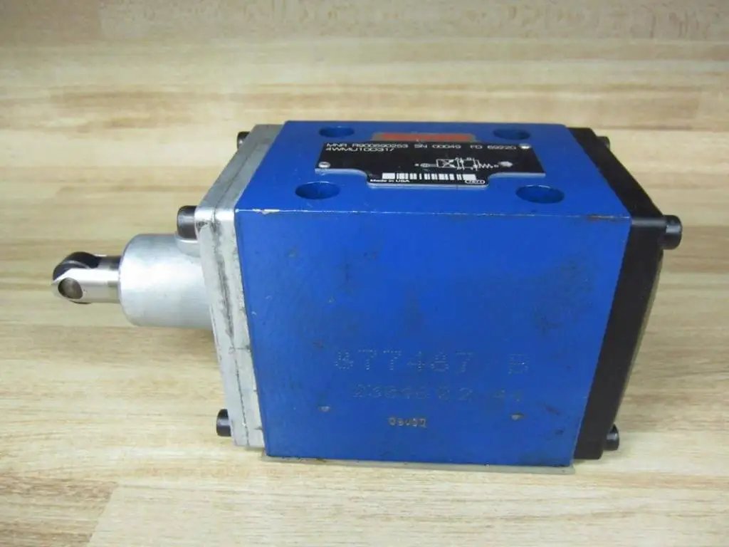 Bosch Rexroth R900590253 Hydraulic Valve 4WMU10D31 with limit switch roller for industrial hydraulics, side view