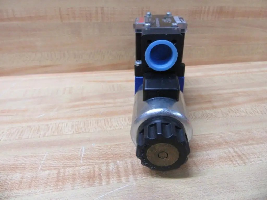 Hydraulic directional control valve 4WE 6 D62/OFEG24N9D K25L/62 PN R978017871 Size 65 with solenoid spool and pin connector
