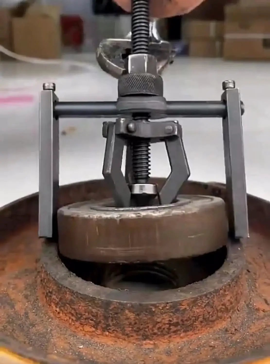 Inner Hole Bearing Puller with Three Claw Design in action removing a bearing from an engine component