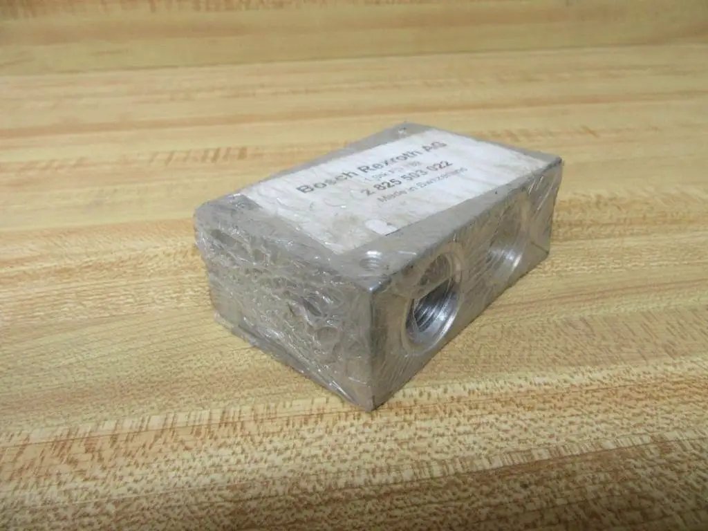 Bosch Rexroth AG Connection Plate PN 2 825 503 022 sealed in original packaging on wooden surface