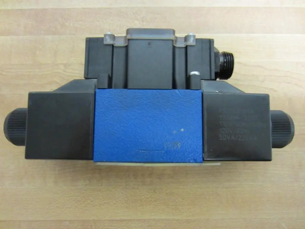 Directional hydraulic control valve 4WE6 D62 OFEW110N9DK25L/62 R978017850 single solenoid valve with 5-pin connector R900021464