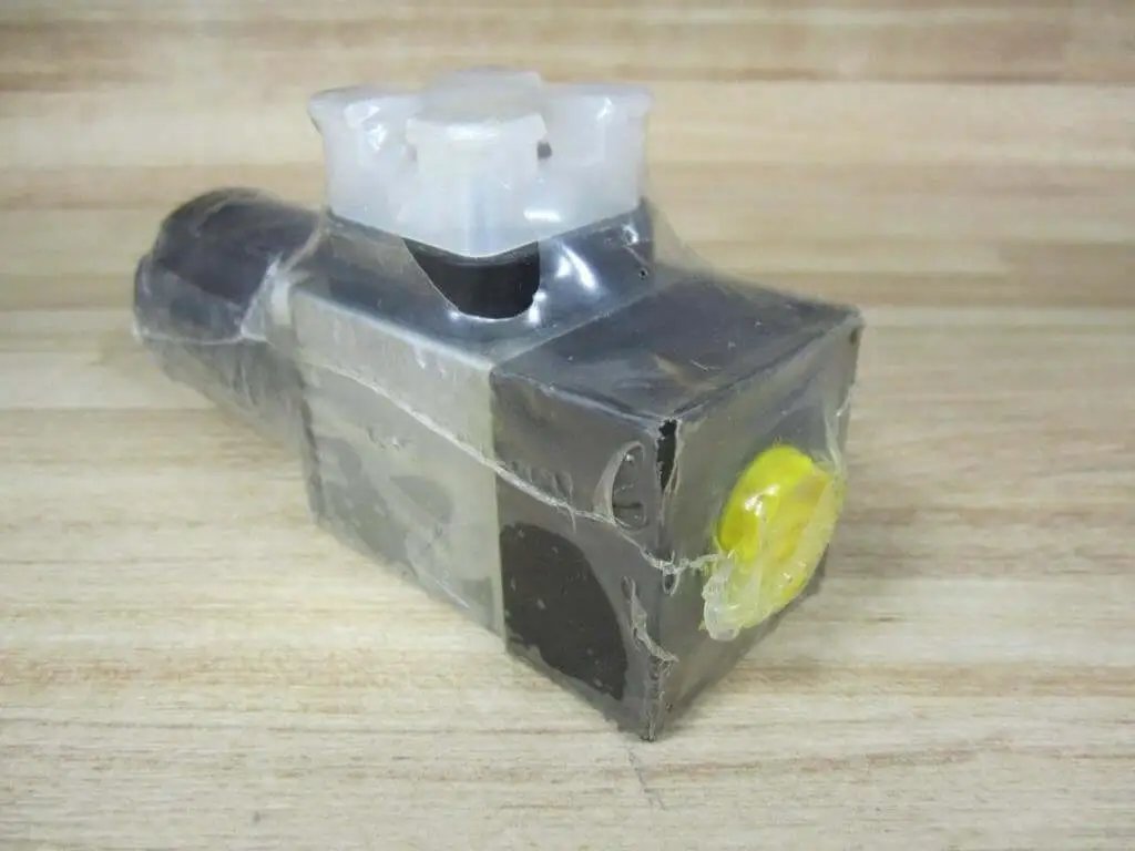 Hydraulic Solenoid Valve HED 8 OA 20/50 K14 S/V/12 R901110147 in packaging, side view