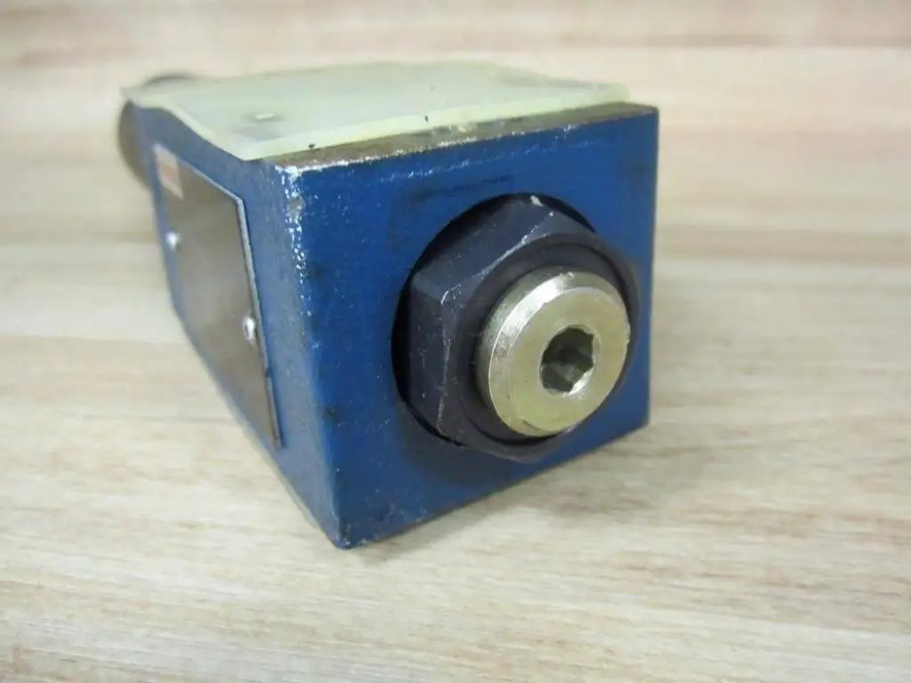 ZDR6DB2-43/75YMV/12 Sandwich Plate Pressure-Reducing Valve Bosch R978865862, Nominal Size 6, blue housing, close-up view