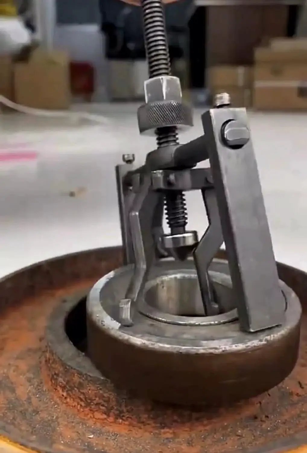 Inner Hole Bearing Puller With Three Claw Design for Precise Bearing Removal in action during automotive repair disassembly