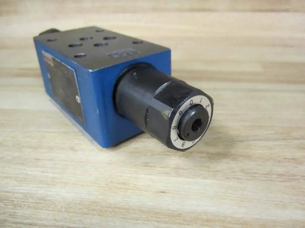 Hydraulic Check Restriction Z2FS 6-5-44/2QV Single Unit R900476838, blue pilot-operated valve on wooden surface